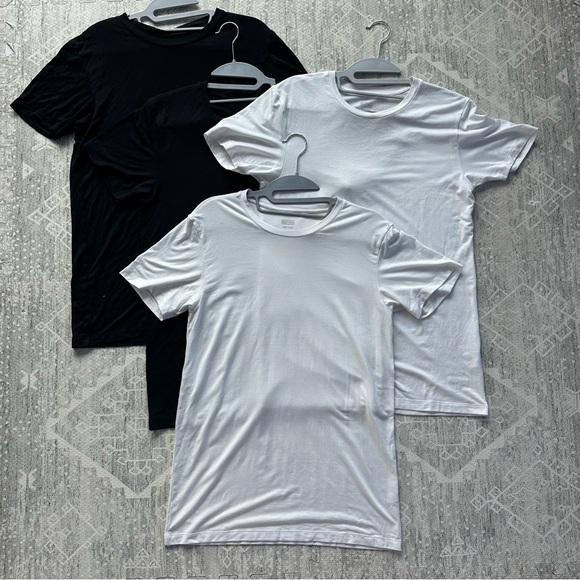 Uniqlo Other - Uniqlo Heattech Short Sleeve Tee Shirt BUNDLE (4)- 2 Black Tees and 2 White Sz S